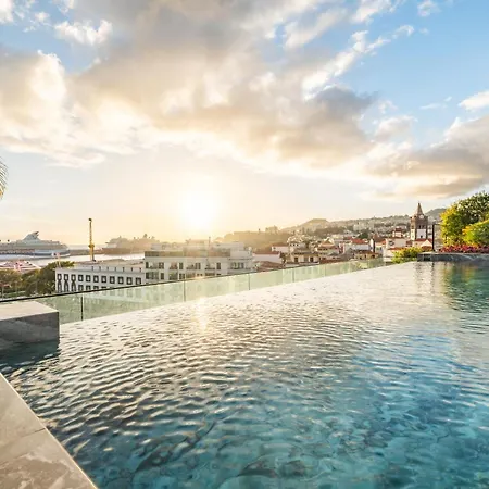 Luxury Three-suite At Savoy Insular